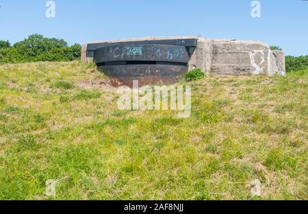 Scatola di pillole di ferro sulla collina. Baltiysk, Russia Foto Stock