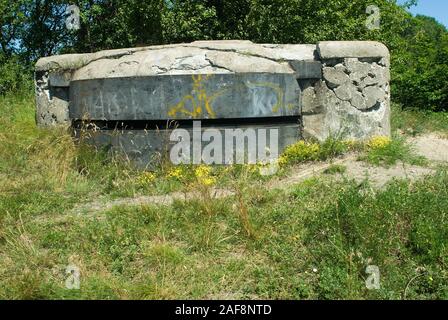 Scatola di pillole di ferro sulla collina. Baltiysk, Russia Foto Stock