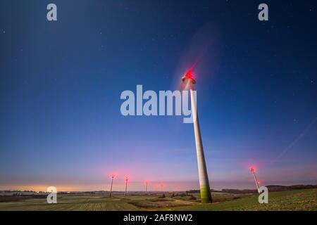 Turbina eolica la filatura veloce al cielo notturno in Lituania, Europa Foto Stock