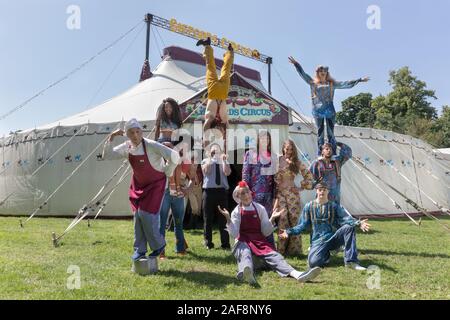 Gli artisti interpreti o esecutori, clown e acrobati da diversi atti pongono di fronte la tenda del circo. Gifford il Circus presente il loro nuovo spettacolo 'Xanadu' a Chiswick House Foto Stock