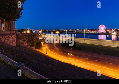 Szczecin di notte, città della Polonia. Popolare viale sul fiume Odra Foto Stock