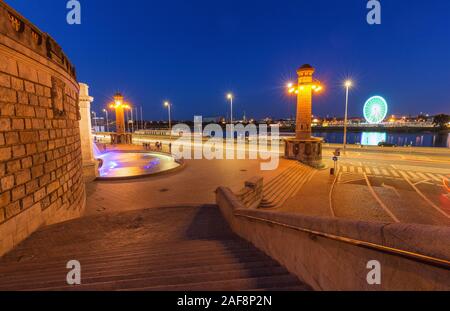 Szczecin di notte, città della Polonia. Popolare viale sul fiume Odra Foto Stock