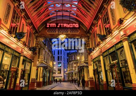 Mercato Leadenhall a Natale, con "I'm soggiorno' insegna al neon scultura di Shaun C Badham, scultura nella città di Londra, Regno Unito Foto Stock