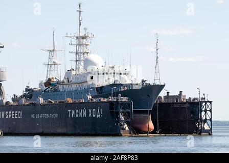 Nave scientifica nel bacino di carenaggio Foto Stock