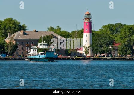 Nida ferry boat e faro in Baltiysk. La Russia Foto Stock