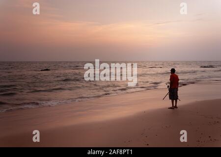 Susnet ad Anjuna beach goa con un uomo sulla spiaggia Foto Stock