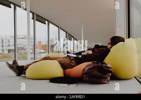 Losanna Vaud / Svizzera - 11 04 2013: avente un pisolino nella Rolex Learning Center Foto Stock