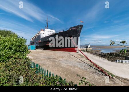 Llanerchy y Mor dock mostra il Duca di Lancaster nave vicino a Mostyn Holywell sul fiume Dee Estuary North East Wales coast Foto Stock