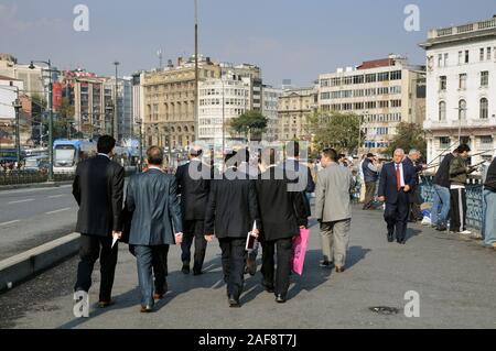 Imprenditori attraversando il ponte Galata. Istanbul, Turkeybusinessmen Foto Stock