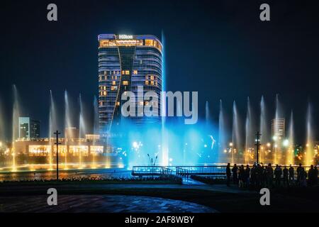 Tashkent, Uzbekistan - 30 Ottobre, 2019: bella fontana danzante illuminata di notte nella nuova città di Tashkent Park Foto Stock
