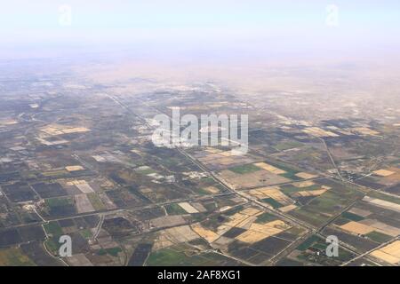 Vista panoramica dei verdi campi vicino al deserto, Uzbekistan Foto Stock