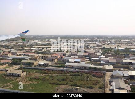 Città Vista aerea da airplaine di Bukhara in Uzbekistan Foto Stock