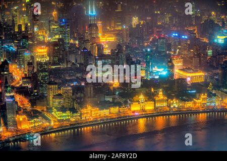 Shanghai skyline della città, antenna vista notturna sul Bund, Shanghai, Cina. Foto Stock