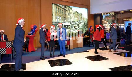 Il 13 dicembre 2019, Metro banca apre una nuova filiale in Market Street, Manchester, Regno Unito. Il personale indossare cappelli di Natale per accogliere i clienti. Foto Stock