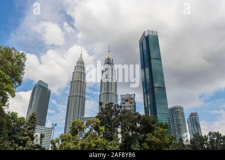 Petronas Towers e Four Seasons hotel al centro cittadino di Kuala Lumpur (KLCC), Malaysia, Novembre 2019 Foto Stock