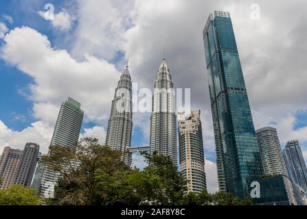 Petronas Towers e Four Seasons hotel al centro cittadino di Kuala Lumpur (KLCC), Malaysia, Novembre 2019 Foto Stock