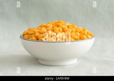 Giallo crudo piselli spezzati Foto Stock