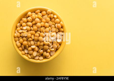 Giallo crudo piselli spezzati Foto Stock