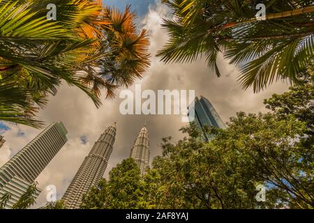 Petronas Towers e Four Seasons hotel al centro cittadino di Kuala Lumpur (KLCC), Malaysia, Novembre 2019 Foto Stock