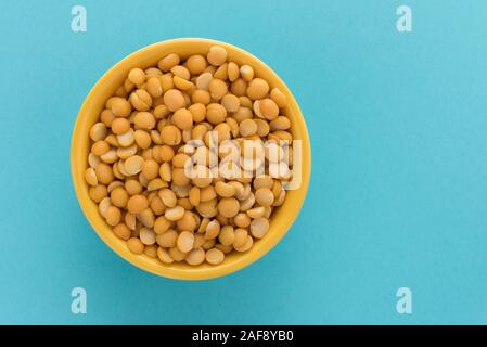 Giallo crudo Piselli spezzati in una ciotola Foto Stock