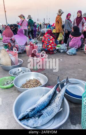 Cambogia, Kambot. Cham fisher folk che vende pesce nel mercato del pesce di Kambot. Foto Stock