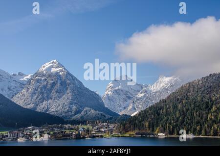 Le montagne con un tocco di Marittimo flair. Non importa quale stagione, la regione di vacanza intorno al lago Achensee offre una vasta gamma di attrazioni. Foto Stock