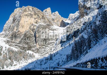 Il Passo Sella è il terzo di sette di montagna delle Dolomiti passa piloti cross nell'annuale Maratona dles Dolomites a singolo giorno gara ciclistica. Foto Stock