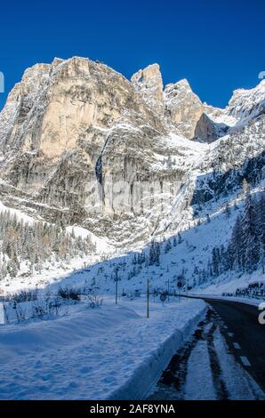 Il Passo Sella è il terzo di sette di montagna delle Dolomiti passa piloti cross nell'annuale Maratona dles Dolomites a singolo giorno gara ciclistica. Foto Stock