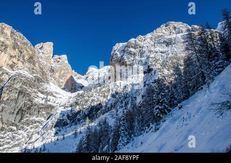 Il Passo Sella è il terzo di sette di montagna delle Dolomiti passa piloti cross nell'annuale Maratona dles Dolomites a singolo giorno gara ciclistica. Foto Stock