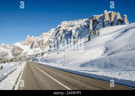 Il Passo Sella è il terzo di sette di montagna delle Dolomiti passa piloti cross nell'annuale Maratona dles Dolomites a singolo giorno gara ciclistica. Foto Stock