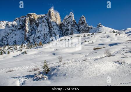 Il Passo Sella è il terzo di sette di montagna delle Dolomiti passa piloti cross nell'annuale Maratona dles Dolomites a singolo giorno gara ciclistica. Foto Stock