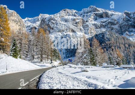 Il Passo Sella è il terzo di sette di montagna delle Dolomiti passa piloti cross nell'annuale Maratona dles Dolomites a singolo giorno gara ciclistica. Foto Stock