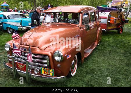 Una restaurata e modificata 1953 GMC suburbano con un custom camping rimorchio in Moab aprile azione Car Show in Moab Utah. Foto Stock