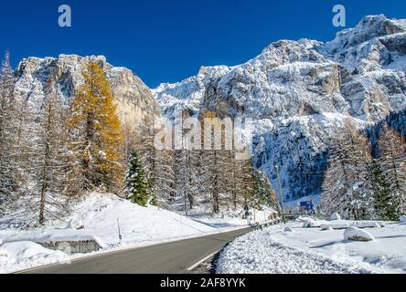 Il Passo Sella è il terzo di sette di montagna delle Dolomiti passa piloti cross nell'annuale Maratona dles Dolomites a singolo giorno gara ciclistica. Foto Stock