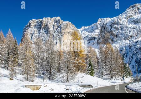 Il Passo Sella è il terzo di sette di montagna delle Dolomiti passa piloti cross nell'annuale Maratona dles Dolomites a singolo giorno gara ciclistica. Foto Stock