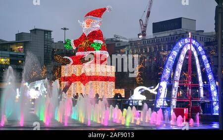 Le luci di Natale la visualizzazione in Piccadilly Gardens, Manchester, Regno Unito, per celebrare il Natale 2019 Foto Stock