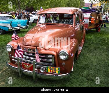 Una restaurata e modificata 1953 GMC suburbano con un custom camping rimorchio in Moab aprile azione Car Show in Moab Utah. Foto Stock