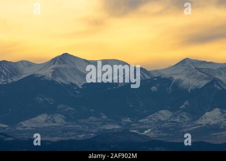 Splendido tramonto in inverno oltre il maestoso Sangre de Cristo la gamma della montagna di Colorado Foto Stock