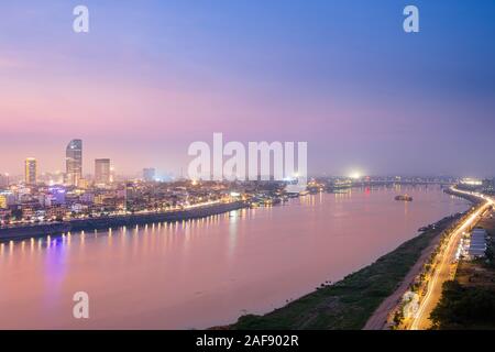 Lo skyline del centro di Phnom Penh, città capitale della Cambogia con il fiume Tonle Sap in primo piano Foto Stock