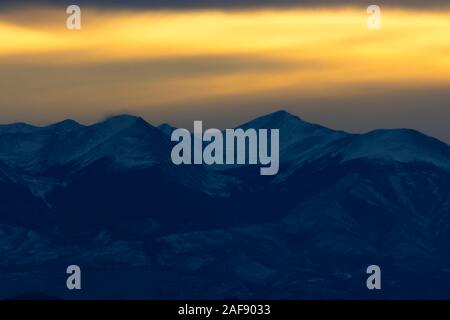 Splendido tramonto in inverno oltre il maestoso Sangre de Cristo la gamma della montagna di Colorado Foto Stock