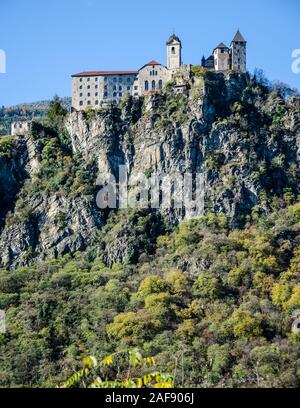 L'Abbazia Benedettina su Mt. Sabiona vicino a Chiusa è un popolare punto di riferimento in Alto Adige e si trova alta sopra la Valle Isarco. Foto Stock
