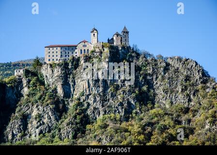L'Abbazia Benedettina su Mt. Sabiona vicino a Chiusa è un popolare punto di riferimento in Alto Adige e si trova alta sopra la Valle Isarco. Foto Stock