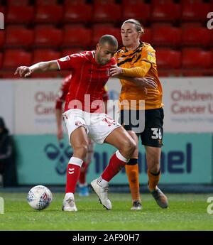 Charlton Athletic's Darren Pratley (sinistra) e Hull City di Jackson Irvine battaglia per la sfera durante il cielo di scommessa match del campionato a valle, Londra. Foto Stock