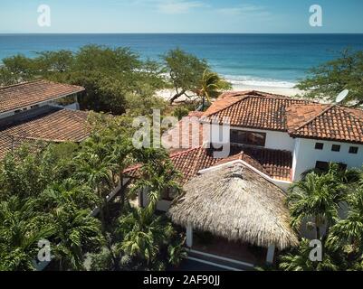 Case sulla costa dell'oceano drone aeree consente di visualizzare Foto Stock