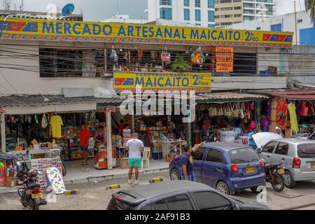 Cartagena/Columbia-11/5/19: una mano aperta craft market con abiti, accessori e negozio di souvenir nella città di Cartagena, Colombia. Foto Stock