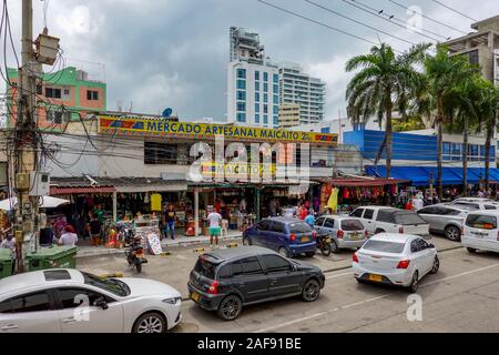 Cartagena/Columbia-11/5/19: una mano aperta craft market con abiti, accessori e negozio di souvenir nella città di Cartagena, Colombia. Foto Stock