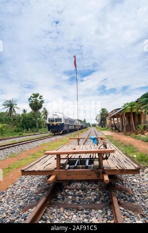 Il recentemente riaperto Battambang Bamboo treno, utilizzato dai cambogiani dopo i Khmer rossi guerre e ora un'attrazione turistica Foto Stock