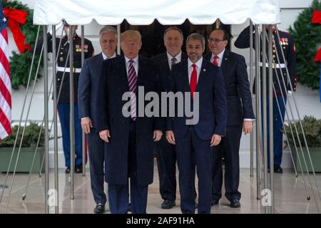 Washington DC, Stati Uniti d'America. Xiii Dec, 2019. Il Presidente degli Stati Uniti, Trump, insieme con gli Stati Uniti National Security Advisor Robert C. O'Brien e il Segretario di Stato statunitense Mike Pompeo, saluta Mario Abdo Benítez, Presidente della Repubblica del Paraguay, per una riunione nell'Ufficio Ovale della Casa Bianca a Washington DC, Stati Uniti, Venerdì, Dicembre 13, 2019. Credito: MediaPunch Inc/Alamy Live News Foto Stock