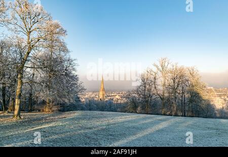 Il pupazzo di neve e nebbioso inverno mattina in Queens Park, Glasgow, Scozia Foto Stock