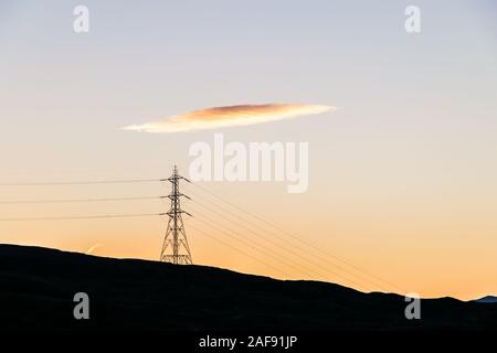 Pilone di elettricità nelle Highlands scozzesi, Loch Lomond e il Trossachs National Park, Scozia Foto Stock